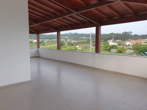 Moradia com espaço comercial em Viana do Castelo - oportunidade de investimento