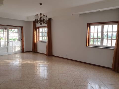 Moradia com espaço comercial em Viana do Castelo - oportunidade de investimento