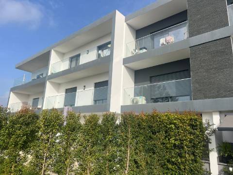 Excelente apartamento T2 Novo em condomínio fechado com Piscina e lugar de garagem.