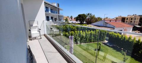 Excelente apartamento T2 Novo em condomínio fechado com Piscina e lugar de garagem.