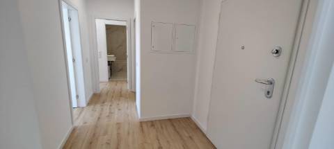 Excelente apartamento T2 Novo em condomínio fechado com Piscina e lugar de garagem.