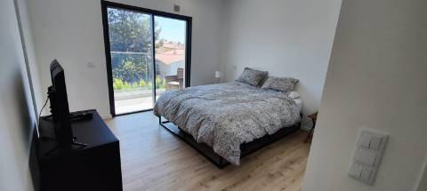 Excelente apartamento T2 Novo em condomínio fechado com Piscina e lugar de garagem.