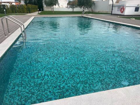 Excelente apartamento T2 Novo em condomínio fechado com Piscina e lugar de garagem.