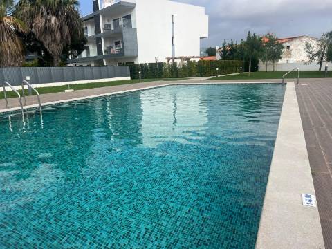 Excelente apartamento T2 Novo em condomínio fechado com Piscina e lugar de garagem.