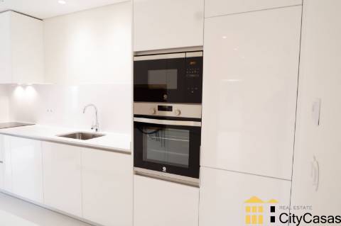 T3 com Pátio e Garagem | à Av. da Boavista