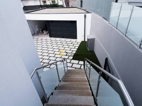 Andar-Moradia T3+1 Novo em Baguim