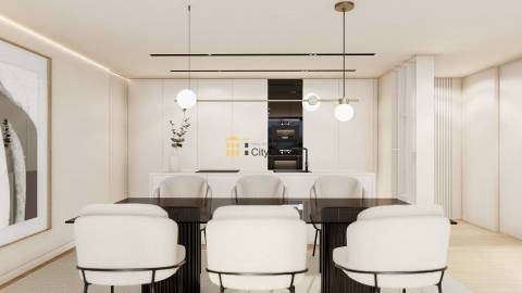 T3 Novo com L. de Garagem e Varanda