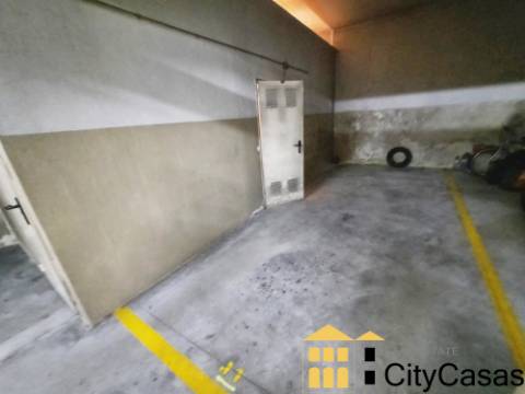 T4 Renovado - Metro da Venda Nova (Cidade Jovem)