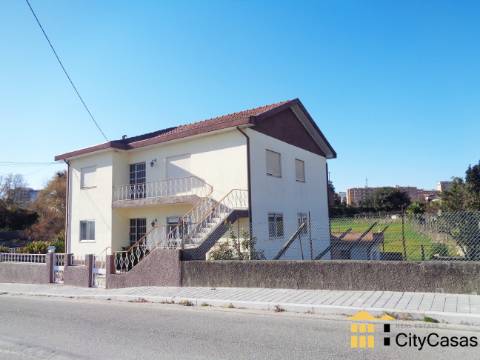 Moradia Bifamiliar T6+2 em Rio Tinto