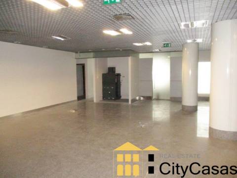 Lojas em Coimbrões - Imóvel de Banco