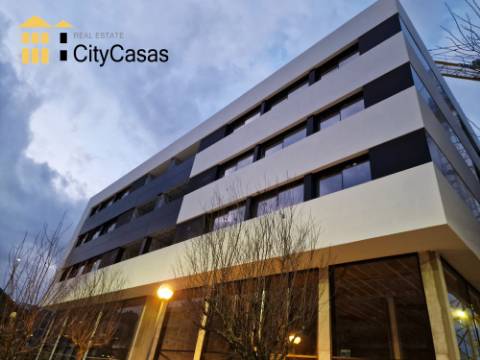 T3 Novo com L. de Garagem e Varanda