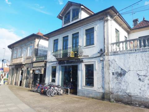 Conjunto de Prédios com PIP | Centro de Paredes