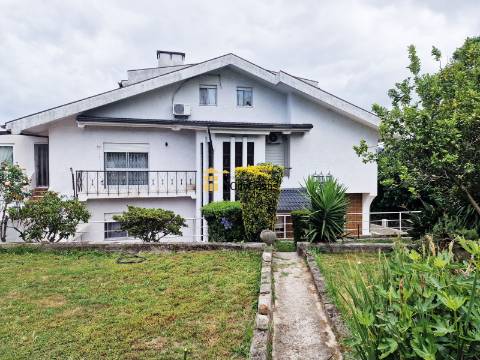 Propriedade com 4 Casas | São Mamede de Infesta