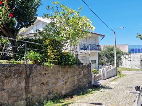 Propriedade com 4 Casas | São Mamede de Infesta