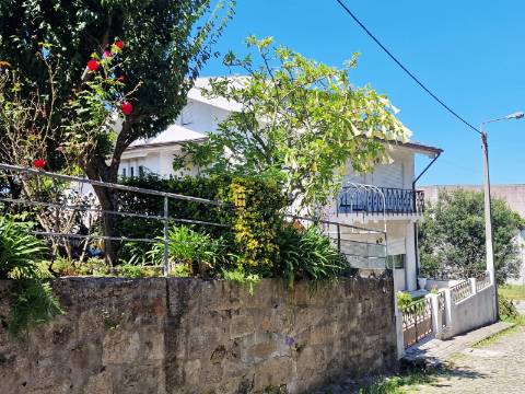 Propriedade com 4 Casas | São Mamede de Infesta