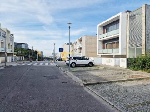 Terreno c/ Projeto de Moradia Bifamiliar