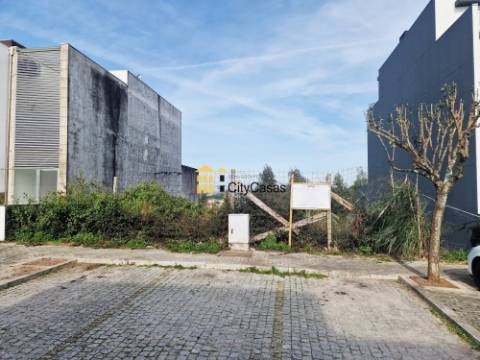 Terreno c/ Projeto de Moradia Bifamiliar