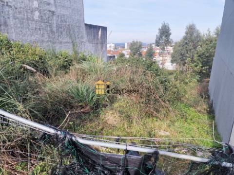 Terreno c/ Projeto de Moradia Bifamiliar