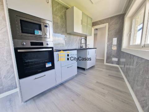 T3 Renovado com Varanda e L. Garagem