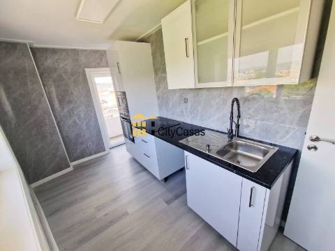 T3 Renovado com Varanda e L. Garagem