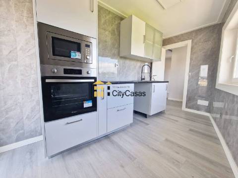 T3 Renovado com Varanda e L. Garagem