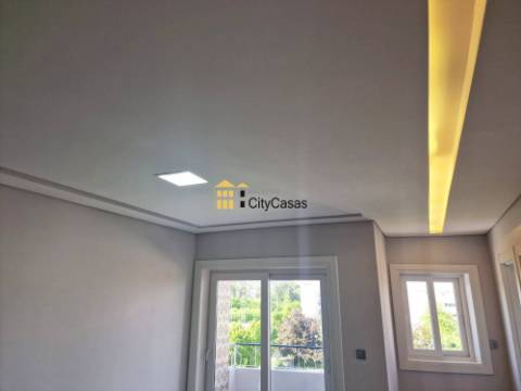 T3 Renovado com Varanda e L. Garagem