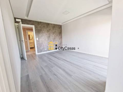 T3 Renovado com Varanda e L. Garagem