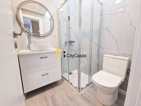 T3 Renovado com Varanda e L. Garagem