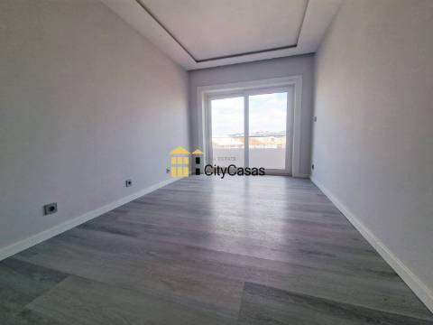 T3 Renovado com Varanda e L. Garagem