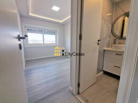 T3 Renovado com Varanda e L. Garagem