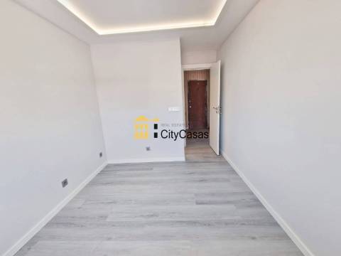 T3 Renovado com Varanda e L. Garagem