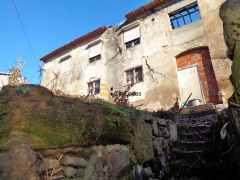 Casa P/ Reconstruir em Terreno de 1045 m2 | Oliveira do Douro