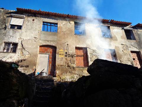 Casa P/ Reconstruir em Terreno de 1045 m2 | Oliveira do Douro