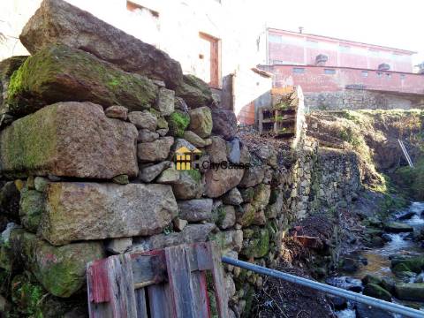 Casa P/ Reconstruir em Terreno de 1045 m2 | Oliveira do Douro