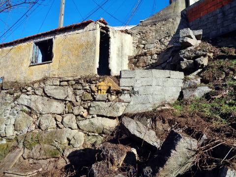 Casa P/ Reconstruir em Terreno de 1045 m2 | Oliveira do Douro