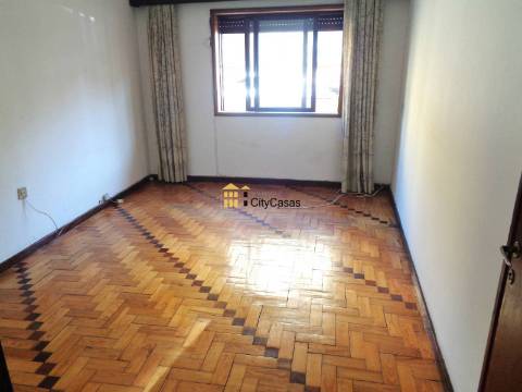 Andar-Moradia T3 à Estrada da Circunvalação