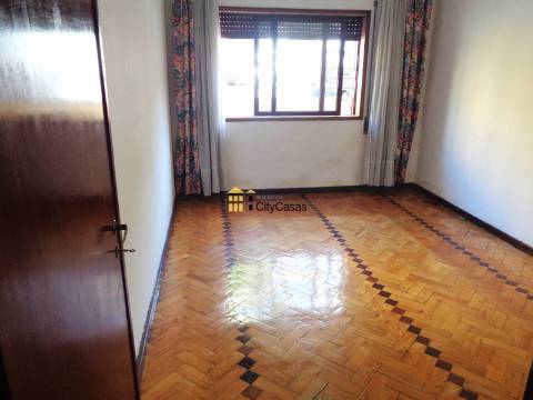 Andar-Moradia T3 à Estrada da Circunvalação