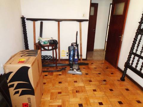 Andar-Moradia T3 à Estrada da Circunvalação