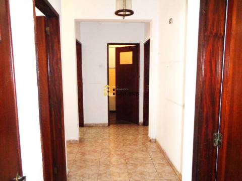 Andar-Moradia T3 à Estrada da Circunvalação