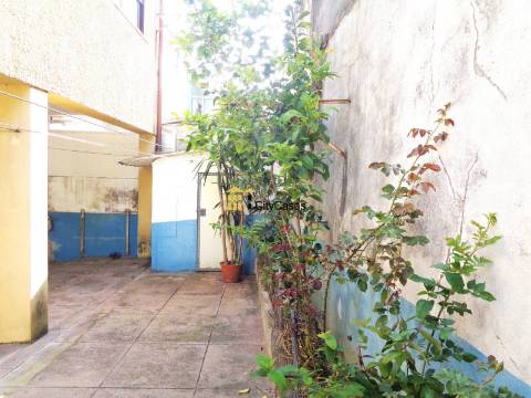 Andar-Moradia T3 à Estrada da Circunvalação