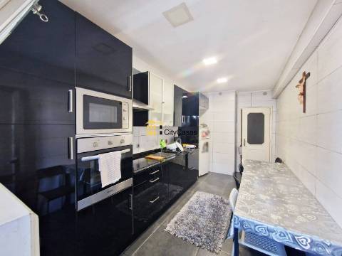 Apartamento T3 com Terraço e Garagem Box | Porto