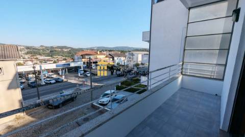 T3 c/ terraço em Paredes