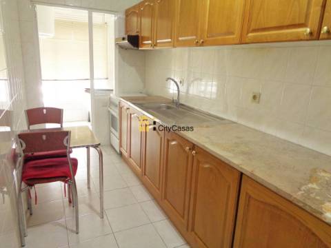 Apartamento T0 c/ 2 Lugares de Garagem.