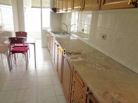Apartamento T0 c/ 2 Lugares de Garagem.
