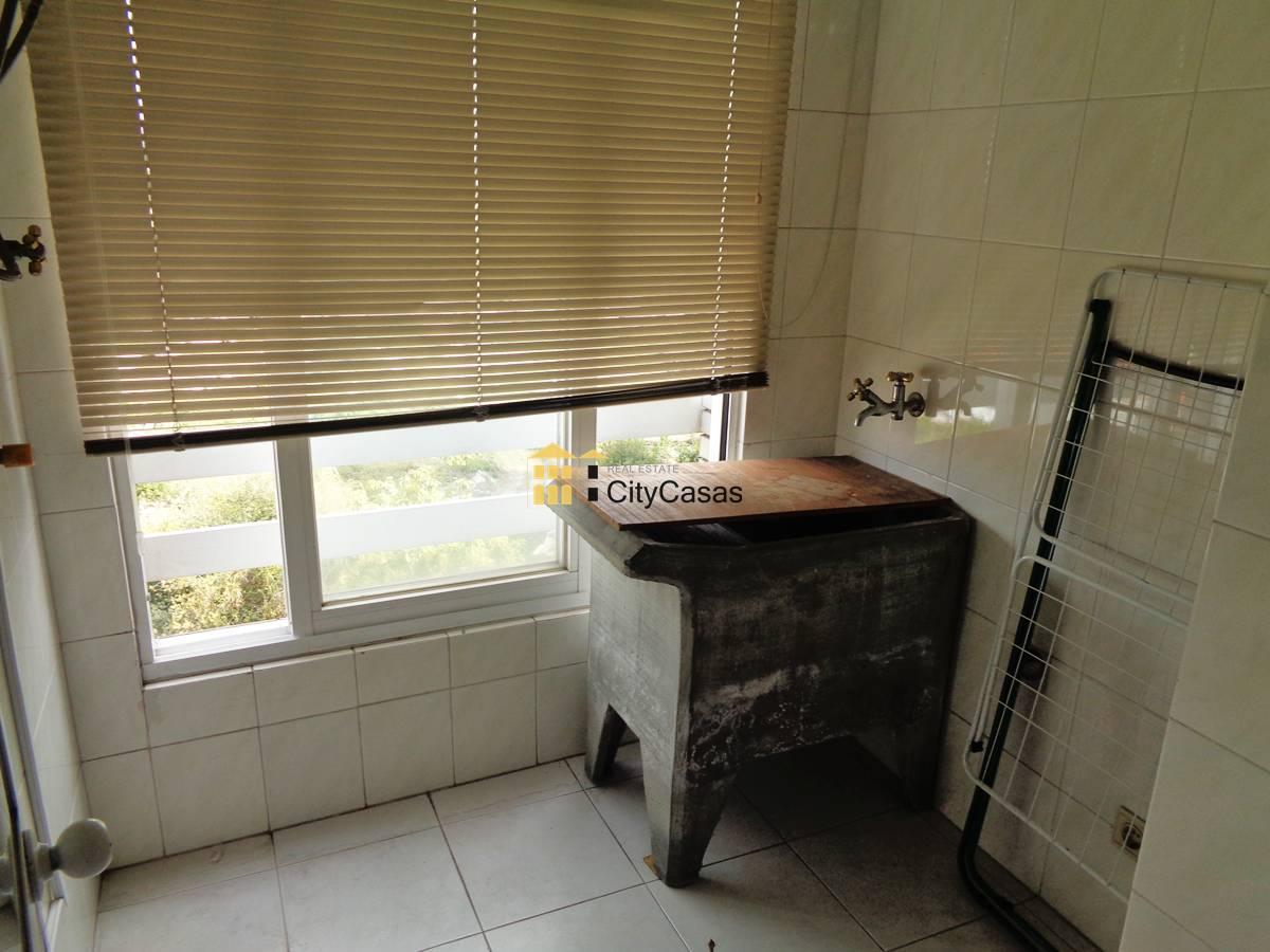 Apartamento T0 c/ 2 Lugares de Garagem.