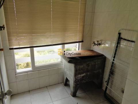 Apartamento T0 c/ 2 Lugares de Garagem.