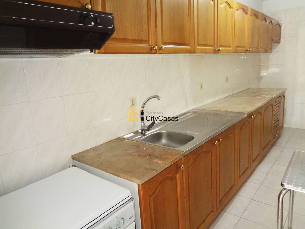 Apartamento T0 c/ 2 Lugares de Garagem.