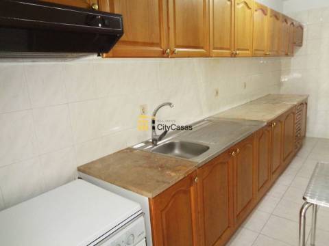 Apartamento T0 c/ 2 Lugares de Garagem.