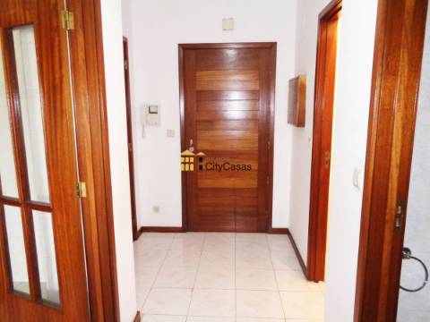 Apartamento T0 c/ 2 Lugares de Garagem.