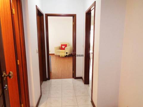 Apartamento T0 c/ 2 Lugares de Garagem.